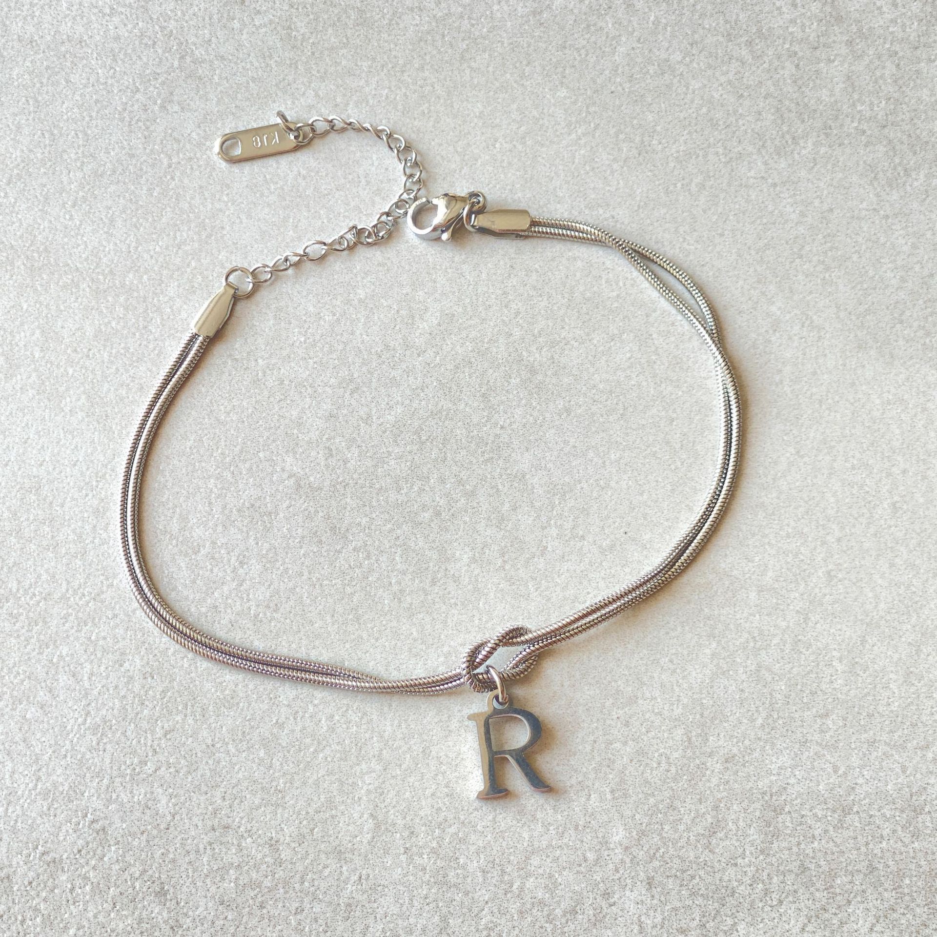 Neue Buchstaben AZ Liebesknoten Armbänder für Frauen Paar Gold Farbe zierliche Schlangenkette Bettelarmband Edelstahl Schmuck Geschenk Valentinstag Geschenke