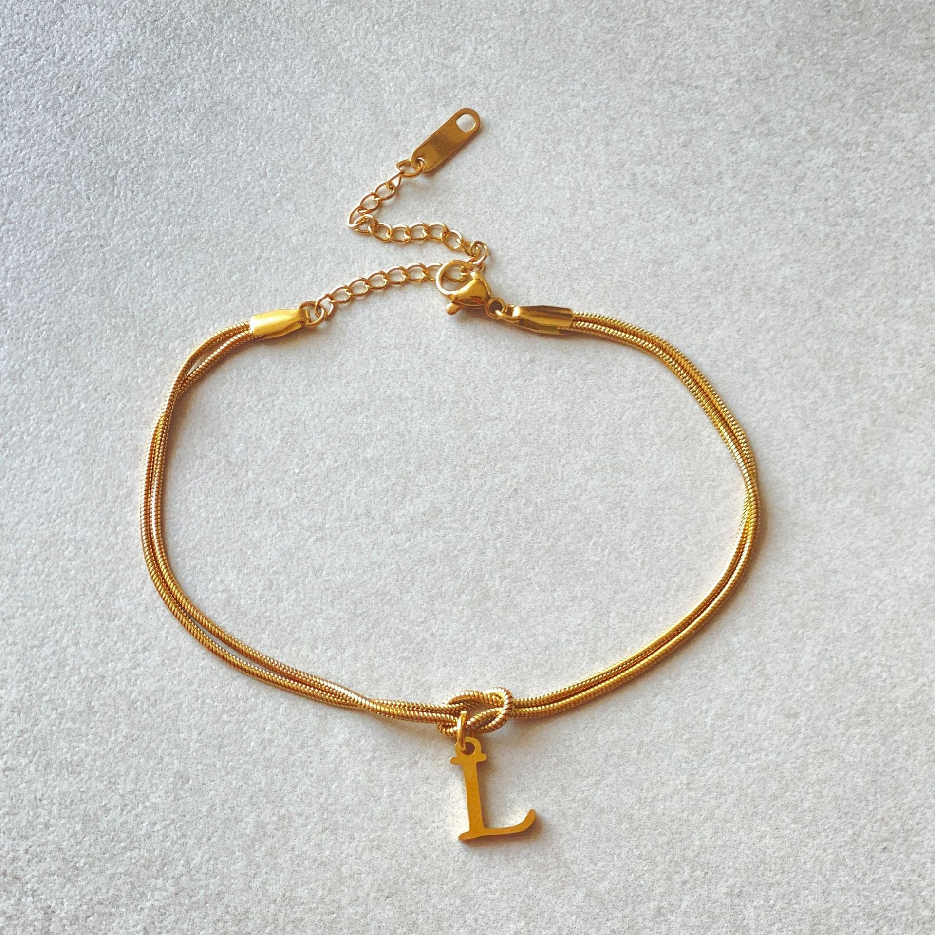 Neue Buchstaben AZ Liebesknoten Armbänder für Frauen Paar Gold Farbe zierliche Schlangenkette Bettelarmband Edelstahl Schmuck Geschenk Valentinstag Geschenke