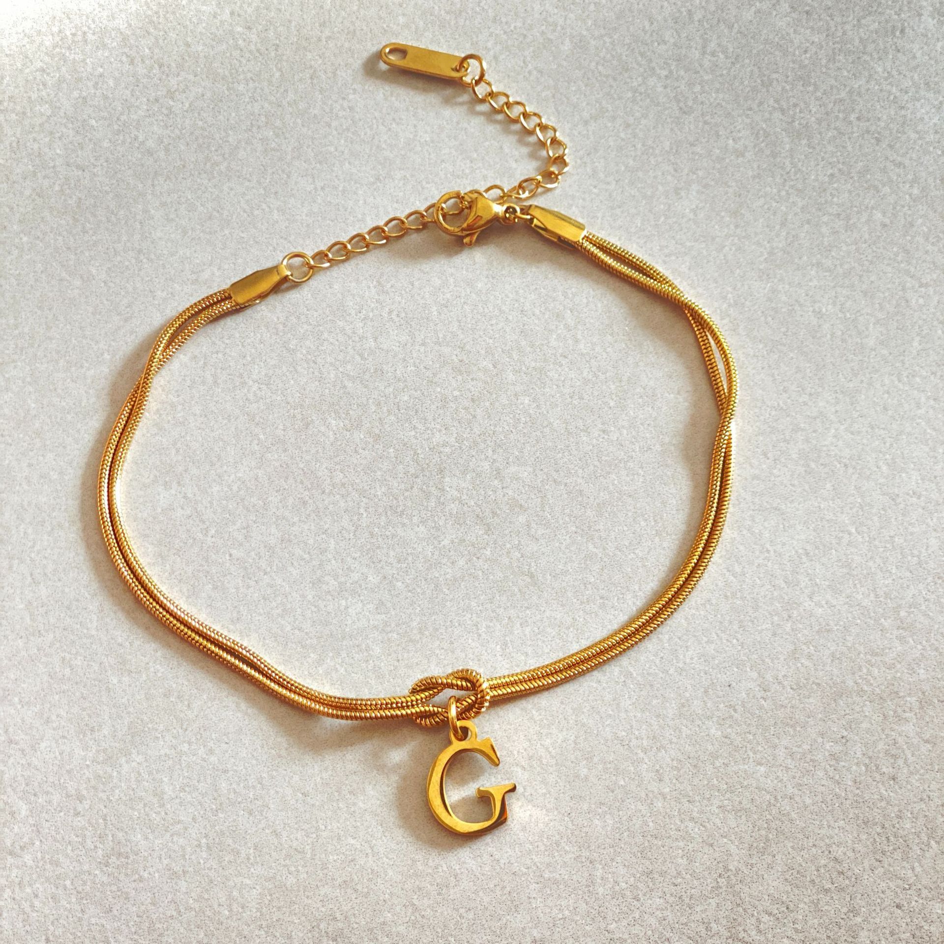 Neue Buchstaben AZ Liebesknoten Armbänder für Frauen Paar Gold Farbe zierliche Schlangenkette Bettelarmband Edelstahl Schmuck Geschenk Valentinstag Geschenke