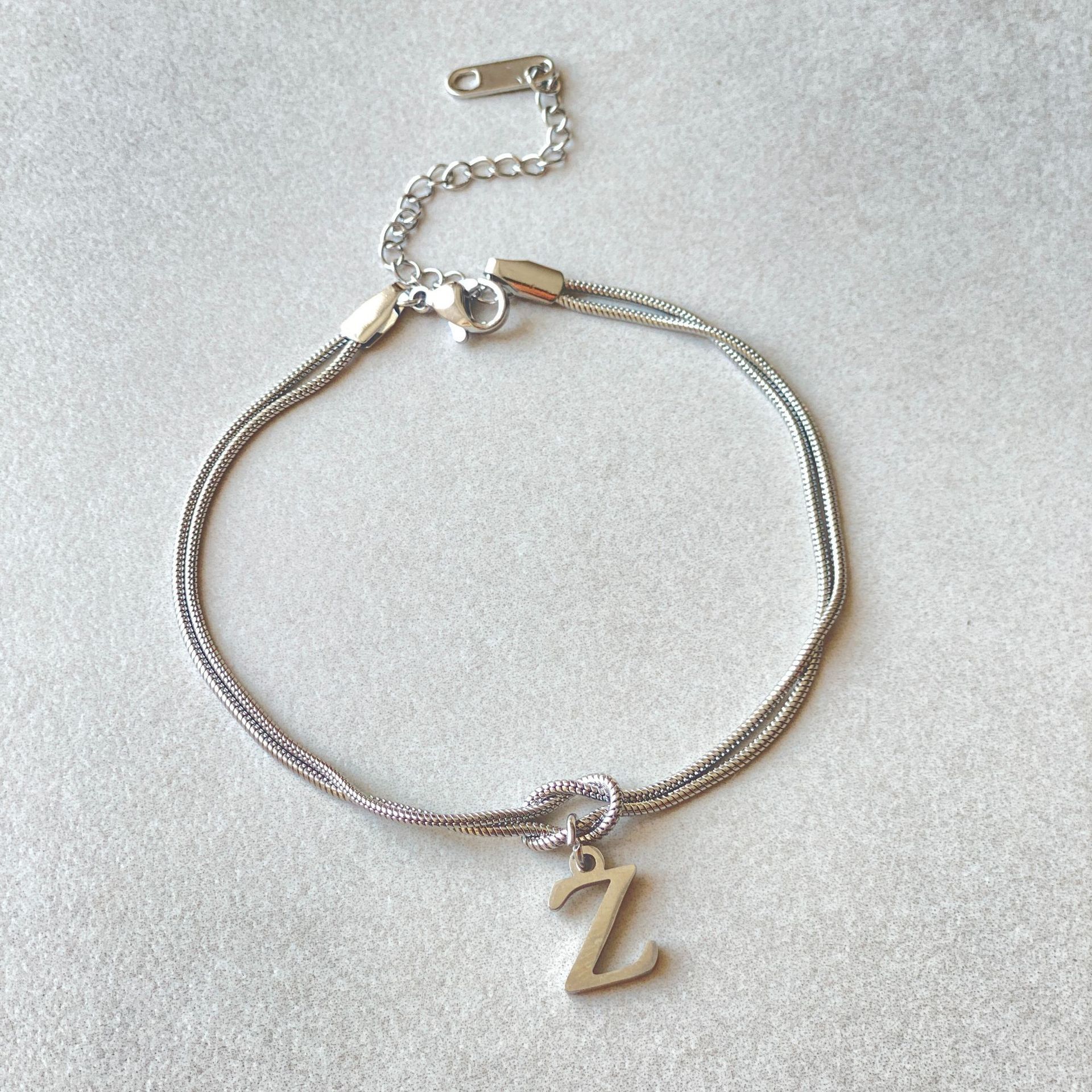 Neue Buchstaben AZ Liebesknoten Armbänder für Frauen Paar Gold Farbe zierliche Schlangenkette Bettelarmband Edelstahl Schmuck Geschenk Valentinstag Geschenke