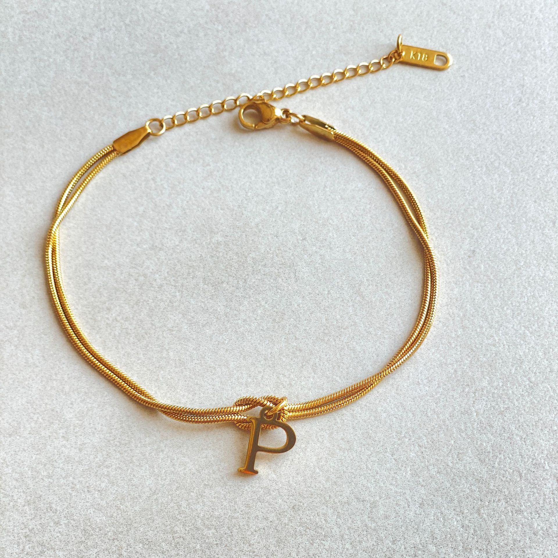 Neue Buchstaben AZ Liebesknoten Armbänder für Frauen Paar Gold Farbe zierliche Schlangenkette Bettelarmband Edelstahl Schmuck Geschenk Valentinstag Geschenke