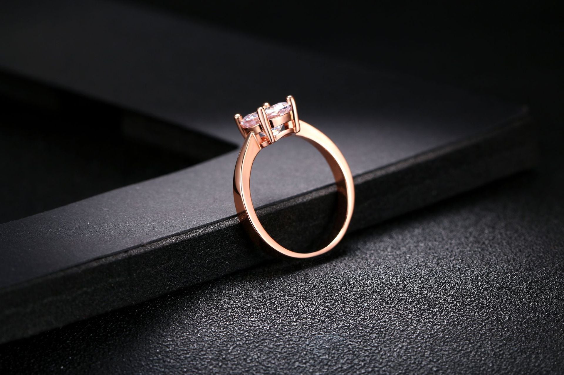 Ring aus Roségold und Zirkon