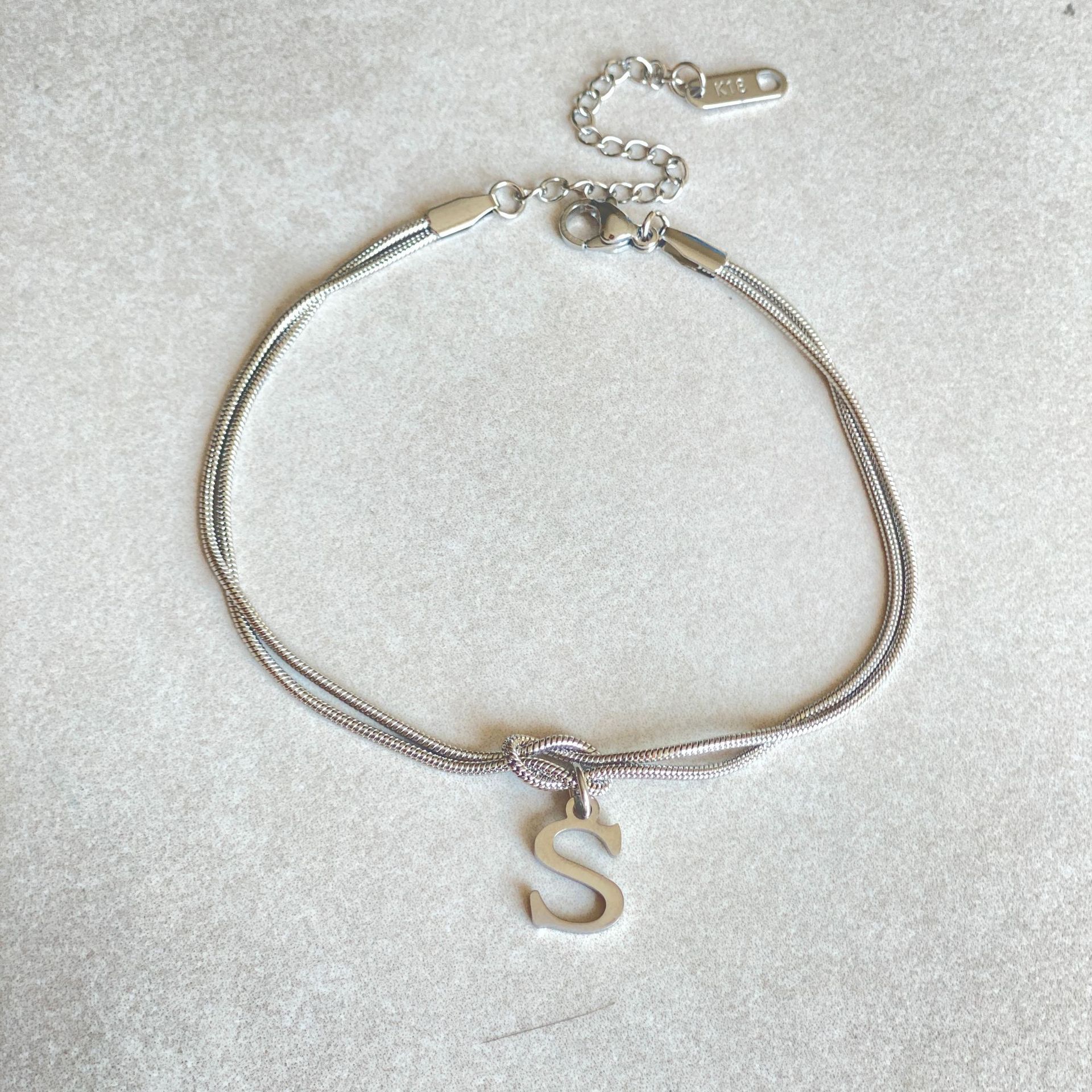 Neue Buchstaben AZ Liebesknoten Armbänder für Frauen Paar Gold Farbe zierliche Schlangenkette Bettelarmband Edelstahl Schmuck Geschenk Valentinstag Geschenke