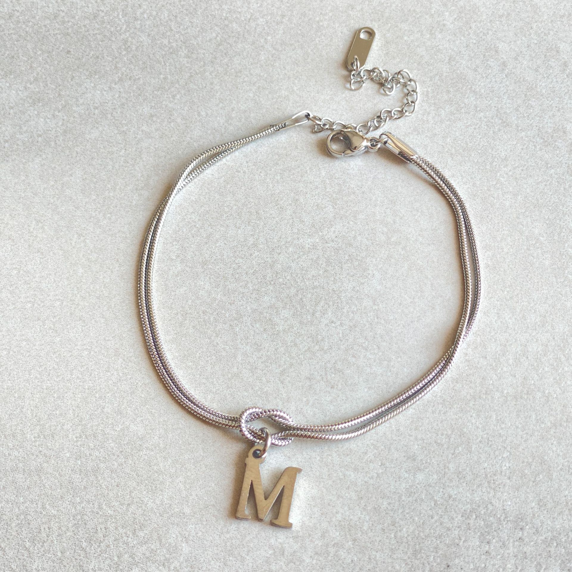 Neue Buchstaben AZ Liebesknoten Armbänder für Frauen Paar Gold Farbe zierliche Schlangenkette Bettelarmband Edelstahl Schmuck Geschenk Valentinstag Geschenke