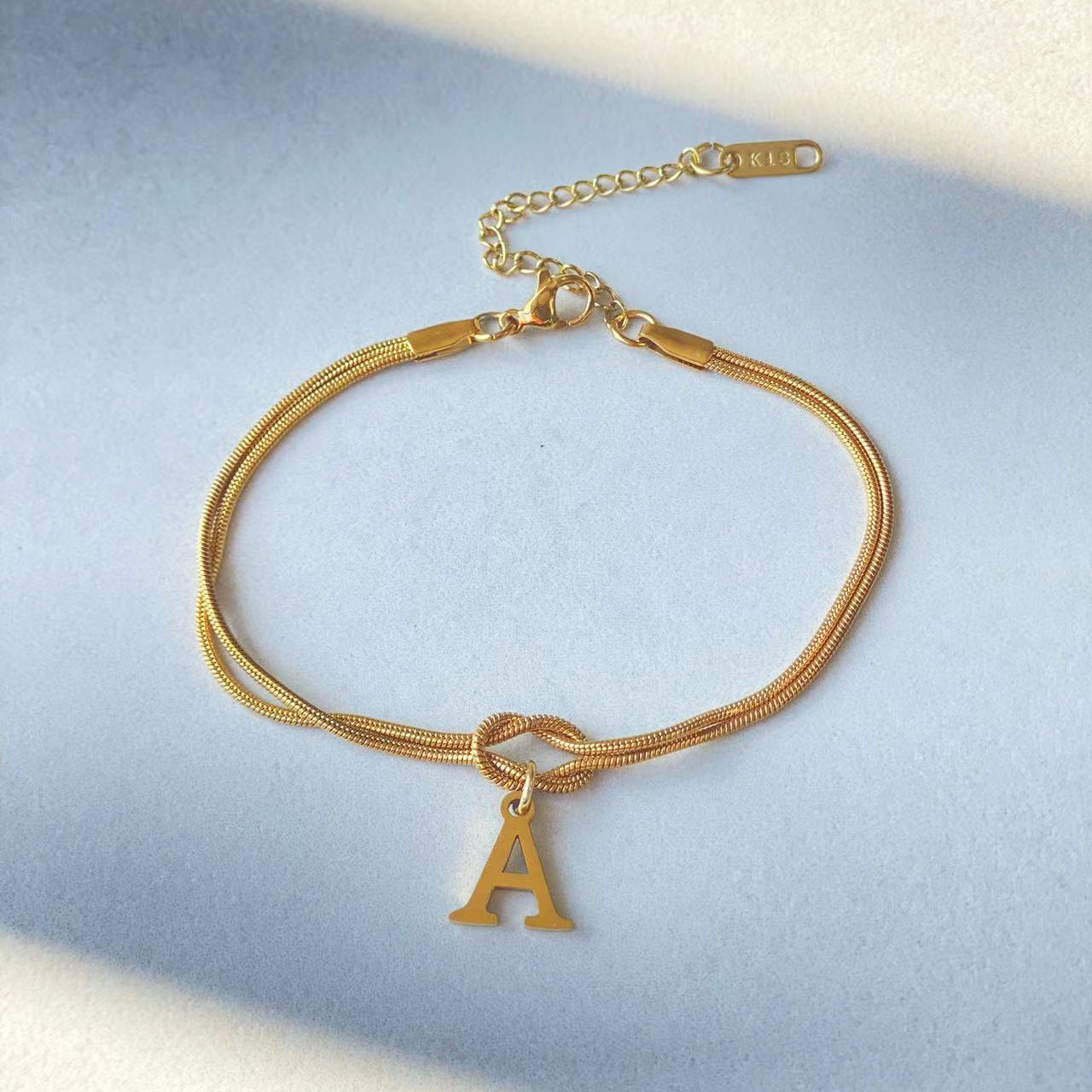 Neue Buchstaben AZ Liebesknoten Armbänder für Frauen Paar Gold Farbe zierliche Schlangenkette Bettelarmband Edelstahl Schmuck Geschenk Valentinstag Geschenke