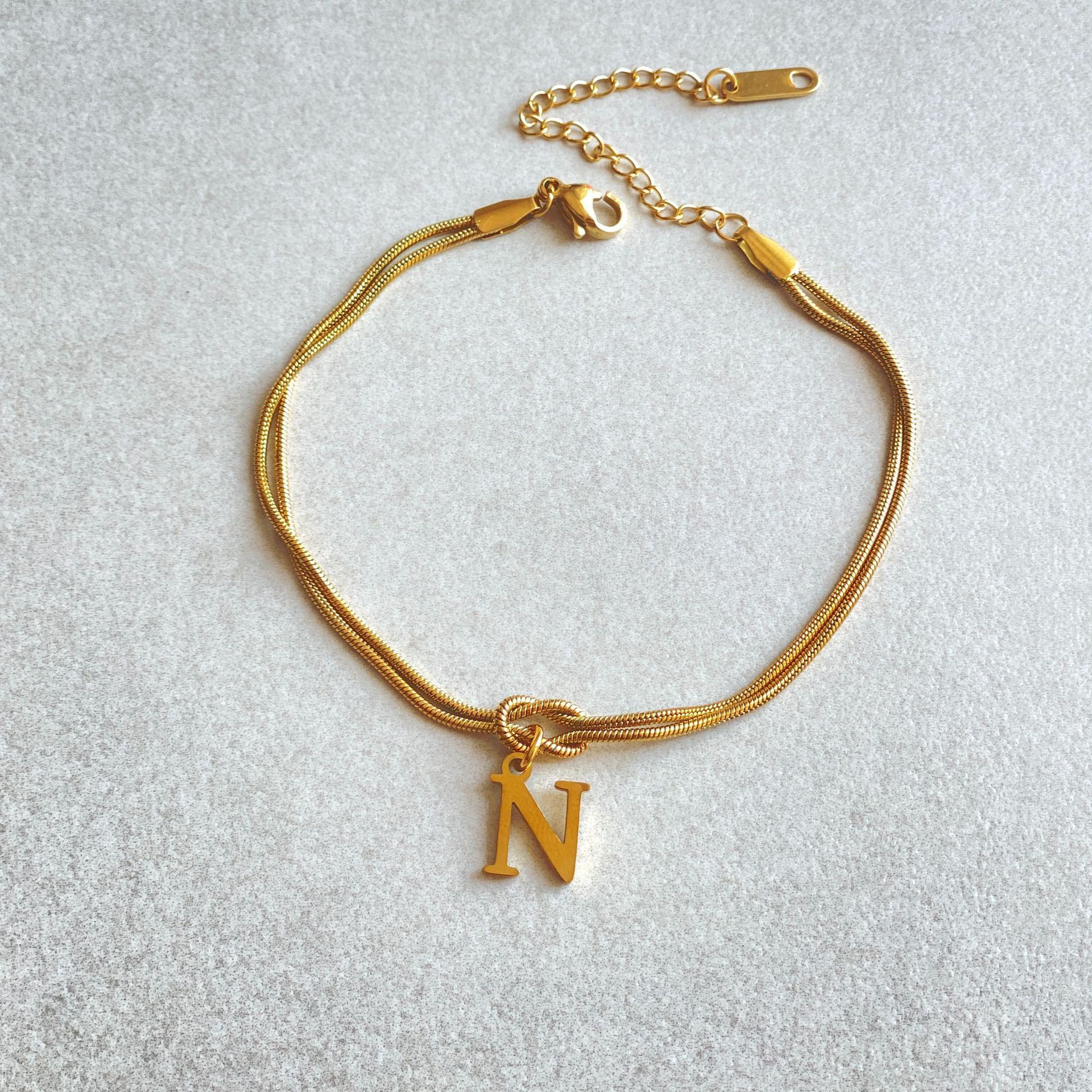 Neue Buchstaben AZ Liebesknoten Armbänder für Frauen Paar Gold Farbe zierliche Schlangenkette Bettelarmband Edelstahl Schmuck Geschenk Valentinstag Geschenke