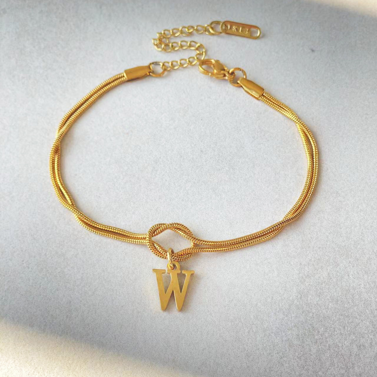 Neue Buchstaben AZ Liebesknoten Armbänder für Frauen Paar Gold Farbe zierliche Schlangenkette Bettelarmband Edelstahl Schmuck Geschenk Valentinstag Geschenke