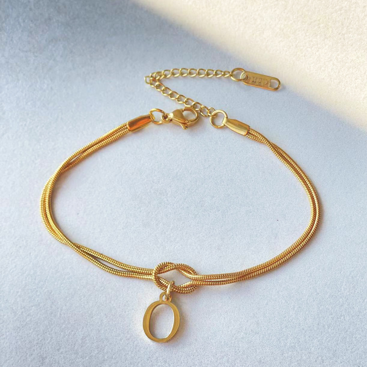 Neue Buchstaben AZ Liebesknoten Armbänder für Frauen Paar Gold Farbe zierliche Schlangenkette Bettelarmband Edelstahl Schmuck Geschenk Valentinstag Geschenke