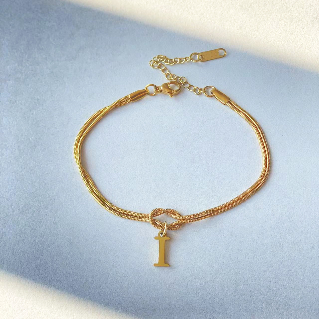 Neue Buchstaben AZ Liebesknoten Armbänder für Frauen Paar Gold Farbe zierliche Schlangenkette Bettelarmband Edelstahl Schmuck Geschenk Valentinstag Geschenke