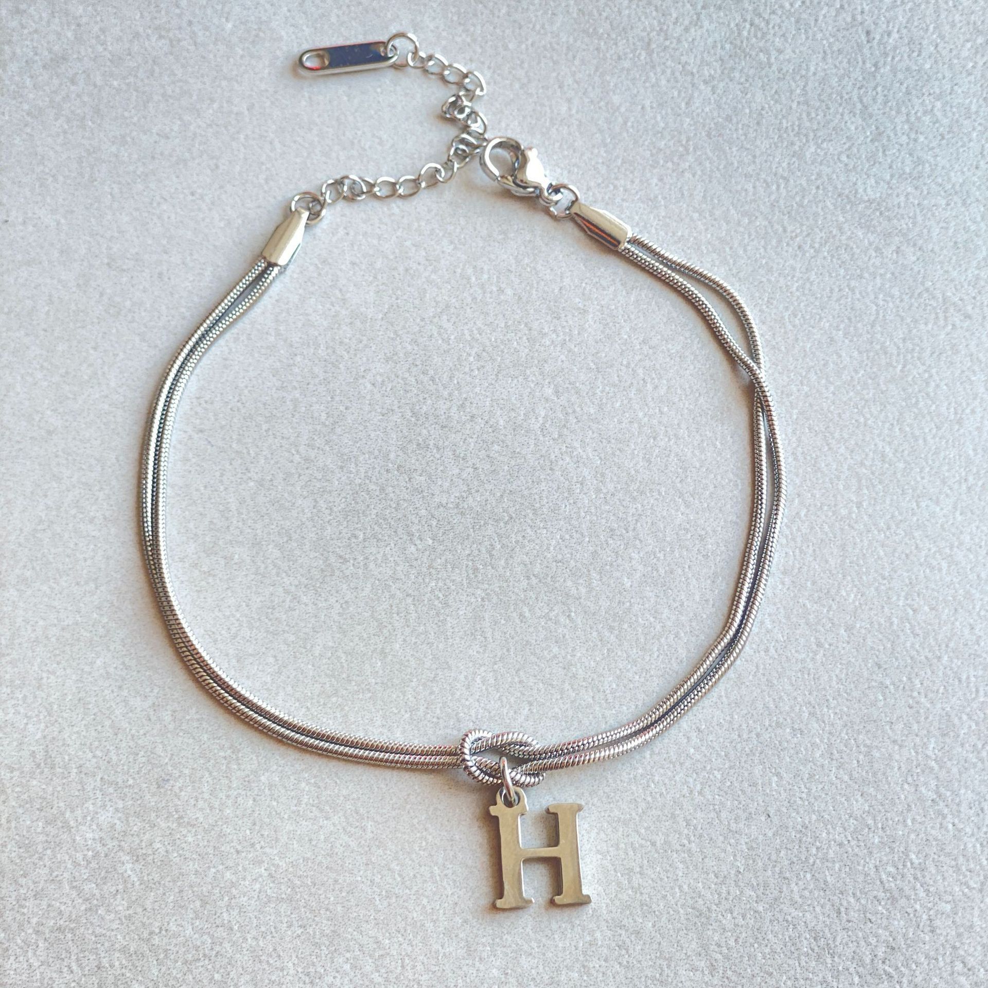 Neue Buchstaben AZ Liebesknoten Armbänder für Frauen Paar Gold Farbe zierliche Schlangenkette Bettelarmband Edelstahl Schmuck Geschenk Valentinstag Geschenke