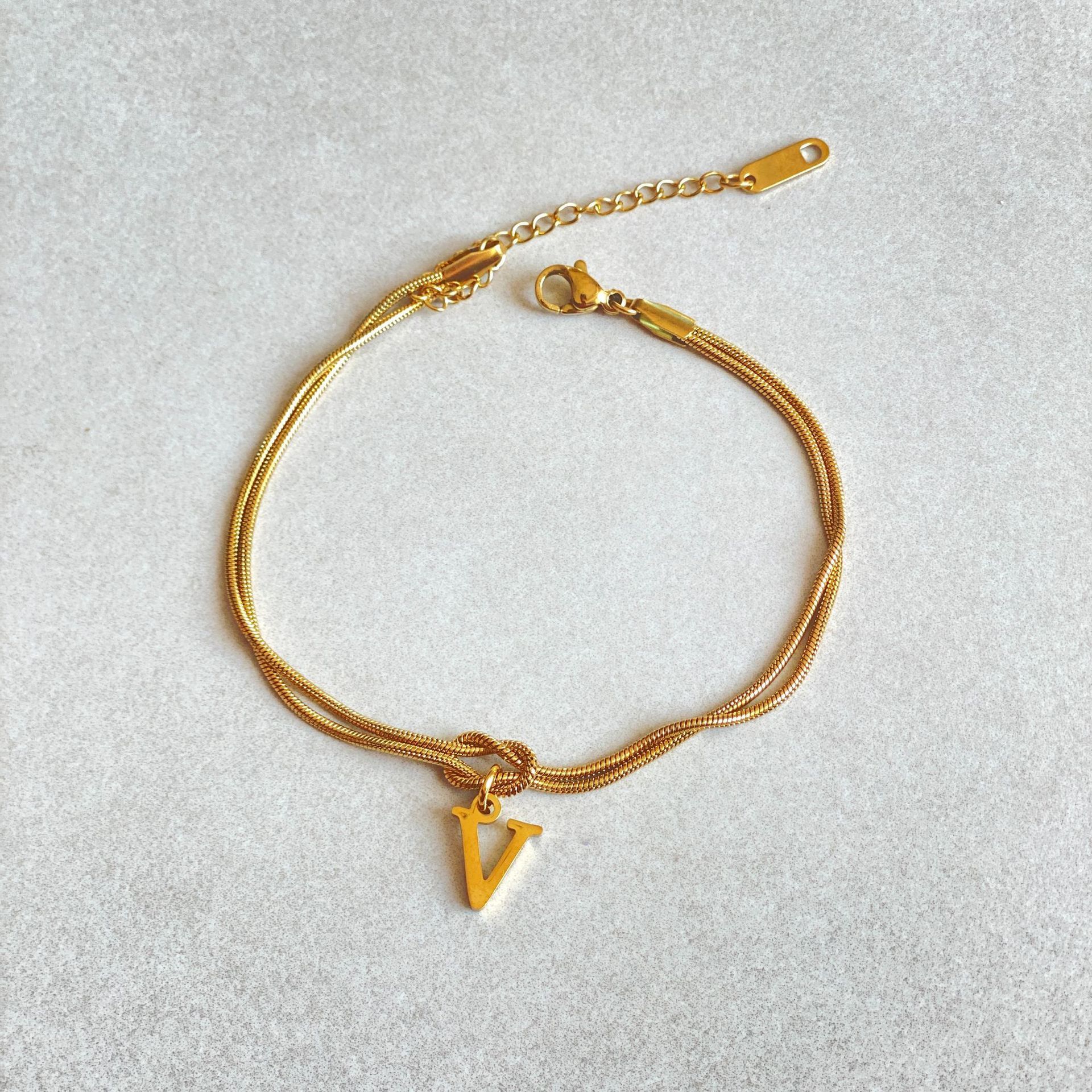 Neue Buchstaben AZ Liebesknoten Armbänder für Frauen Paar Gold Farbe zierliche Schlangenkette Bettelarmband Edelstahl Schmuck Geschenk Valentinstag Geschenke