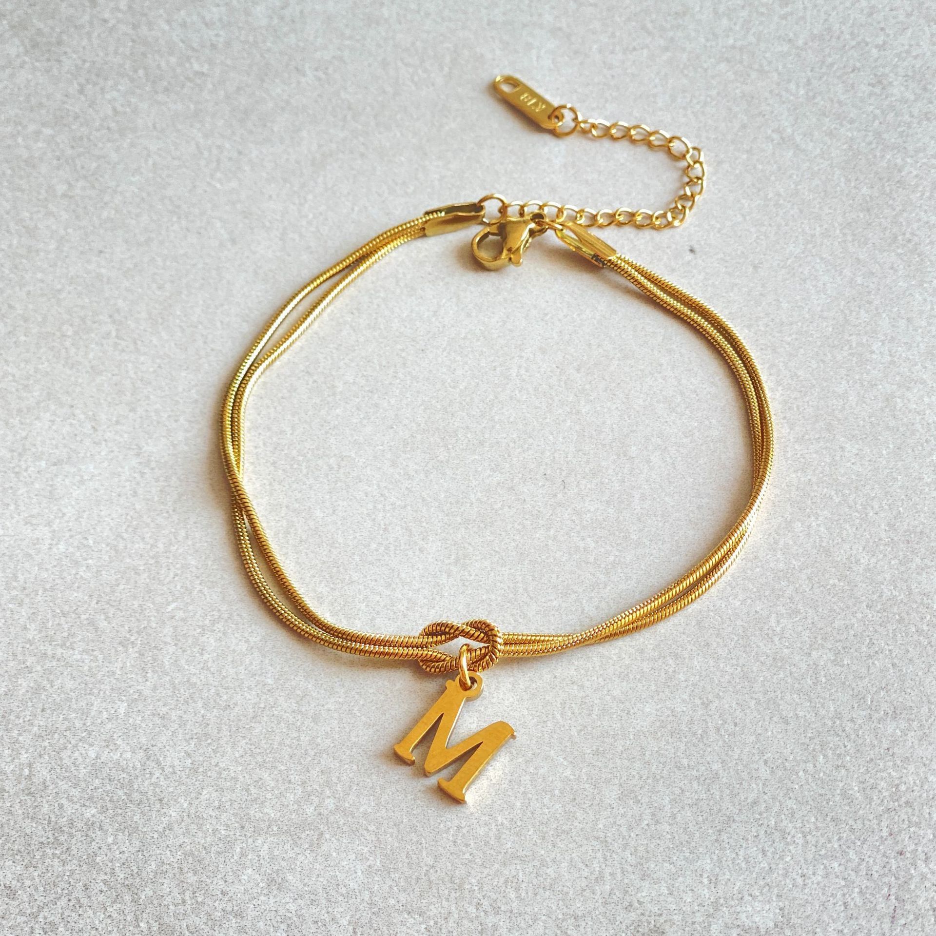 Neue Buchstaben AZ Liebesknoten Armbänder für Frauen Paar Gold Farbe zierliche Schlangenkette Bettelarmband Edelstahl Schmuck Geschenk Valentinstag Geschenke