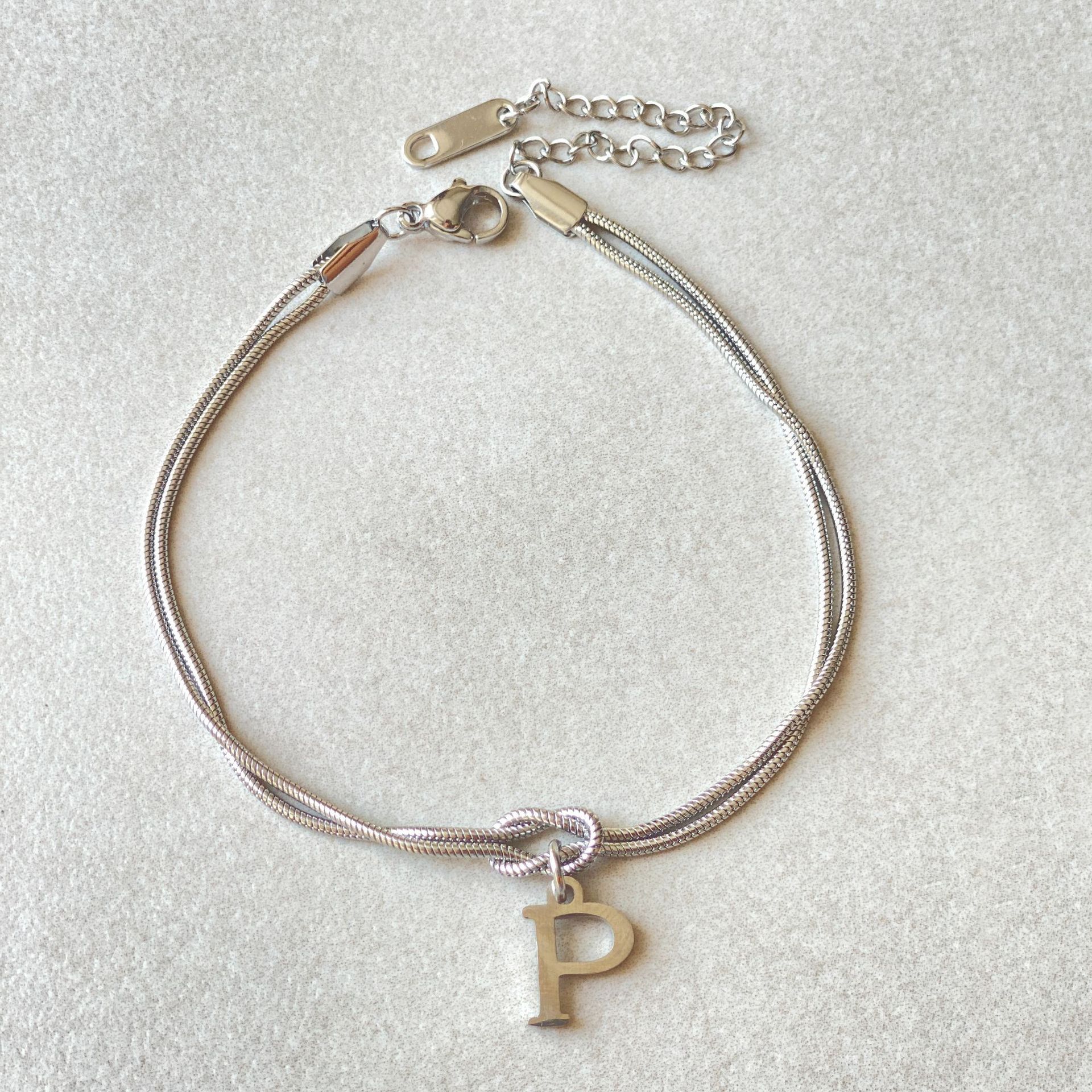 Neue Buchstaben AZ Liebesknoten Armbänder für Frauen Paar Gold Farbe zierliche Schlangenkette Bettelarmband Edelstahl Schmuck Geschenk Valentinstag Geschenke