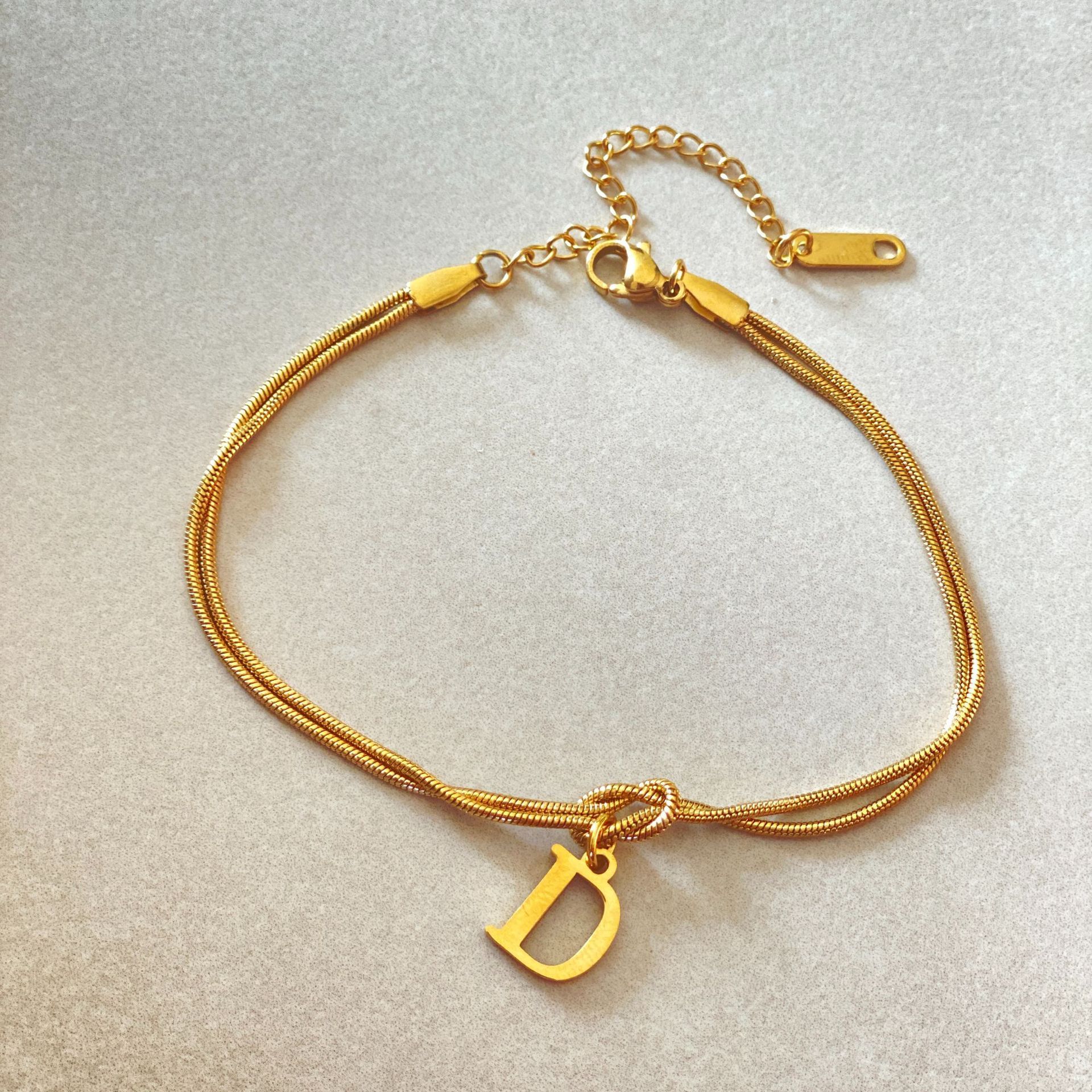 Neue Buchstaben AZ Liebesknoten Armbänder für Frauen Paar Gold Farbe zierliche Schlangenkette Bettelarmband Edelstahl Schmuck Geschenk Valentinstag Geschenke