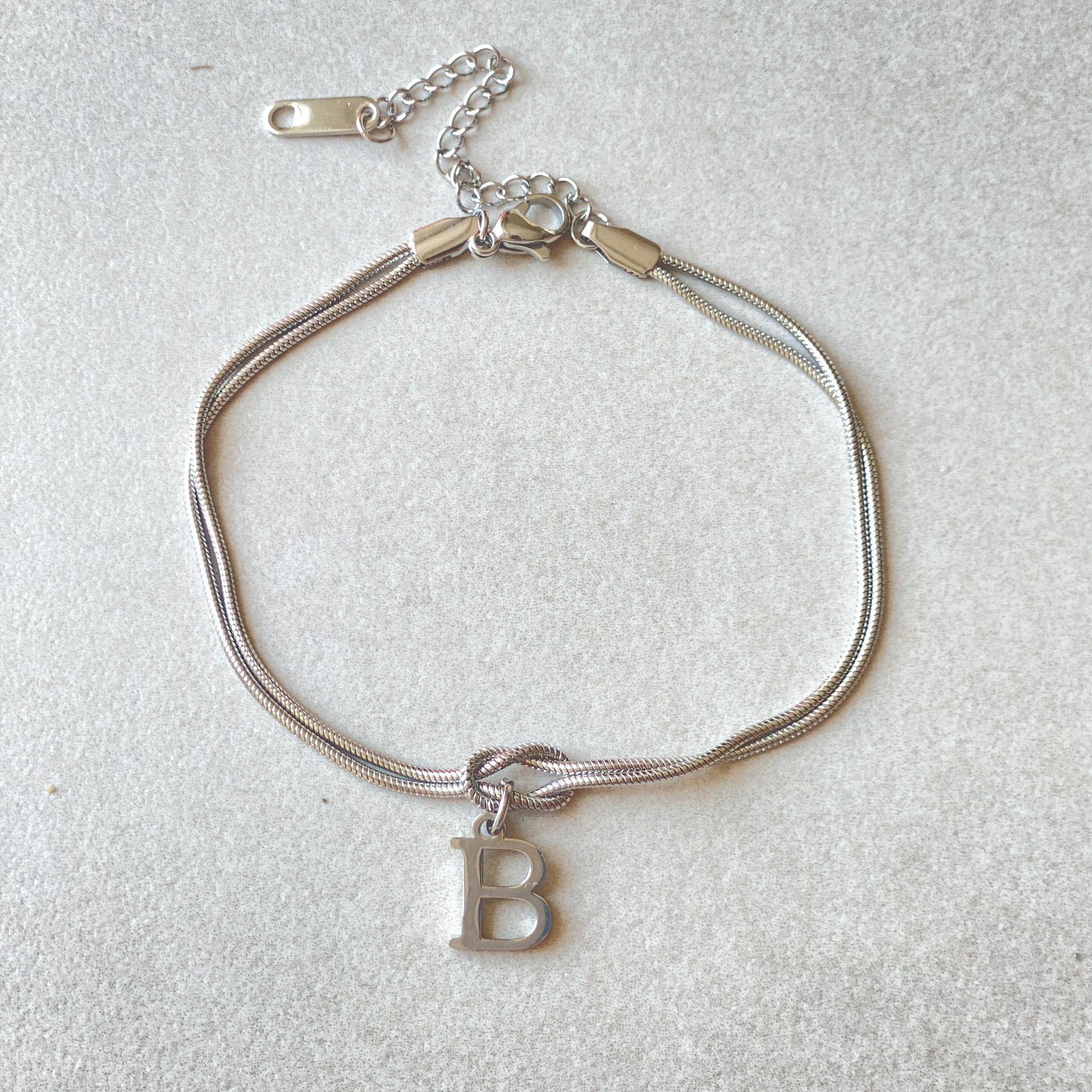 Neue Buchstaben AZ Liebesknoten Armbänder für Frauen Paar Gold Farbe zierliche Schlangenkette Bettelarmband Edelstahl Schmuck Geschenk Valentinstag Geschenke