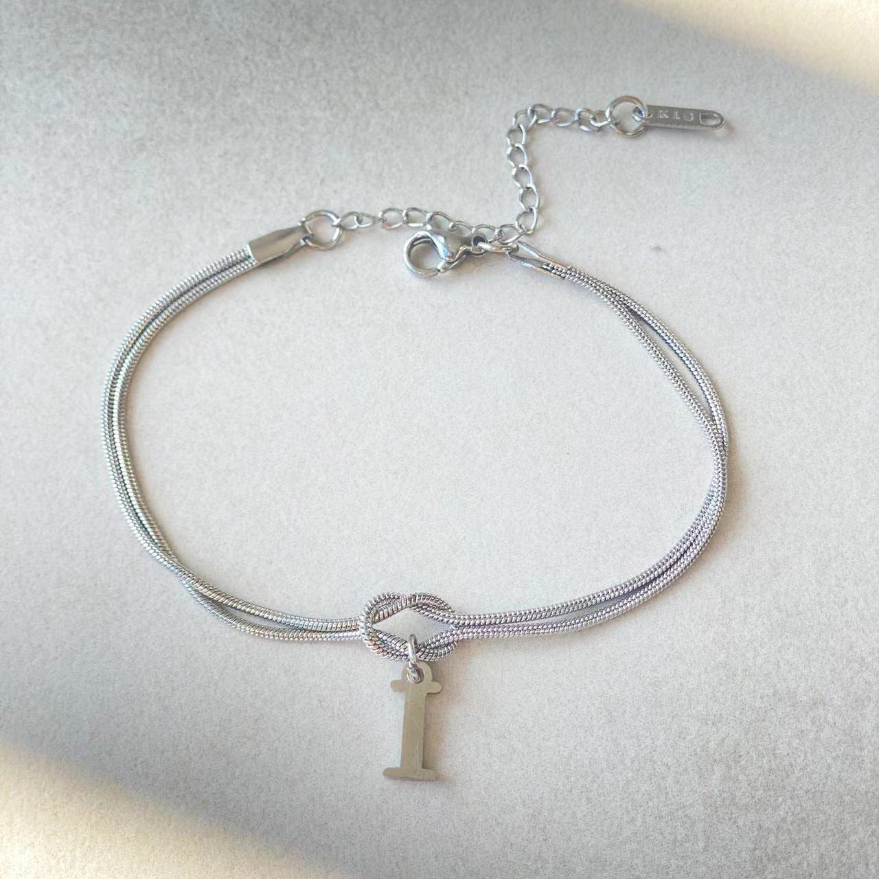 Neue Buchstaben AZ Liebesknoten Armbänder für Frauen Paar Gold Farbe zierliche Schlangenkette Bettelarmband Edelstahl Schmuck Geschenk Valentinstag Geschenke