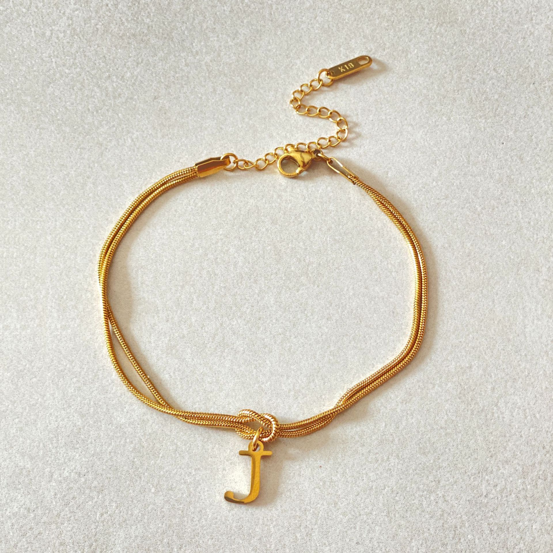 Neue Buchstaben AZ Liebesknoten Armbänder für Frauen Paar Gold Farbe zierliche Schlangenkette Bettelarmband Edelstahl Schmuck Geschenk Valentinstag Geschenke