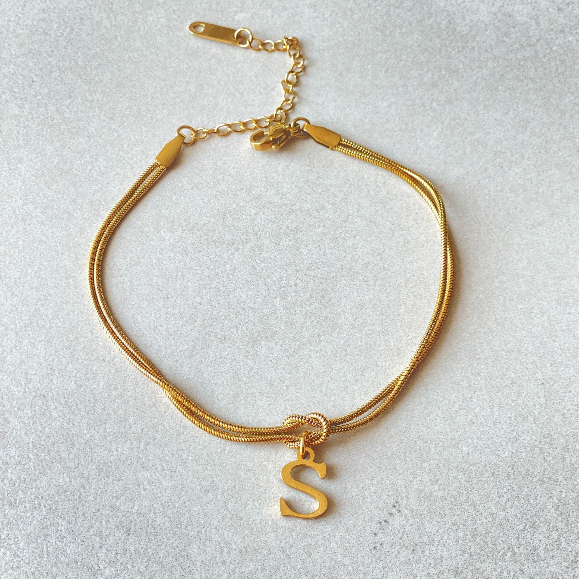 Neue Buchstaben AZ Liebesknoten Armbänder für Frauen Paar Gold Farbe zierliche Schlangenkette Bettelarmband Edelstahl Schmuck Geschenk Valentinstag Geschenke