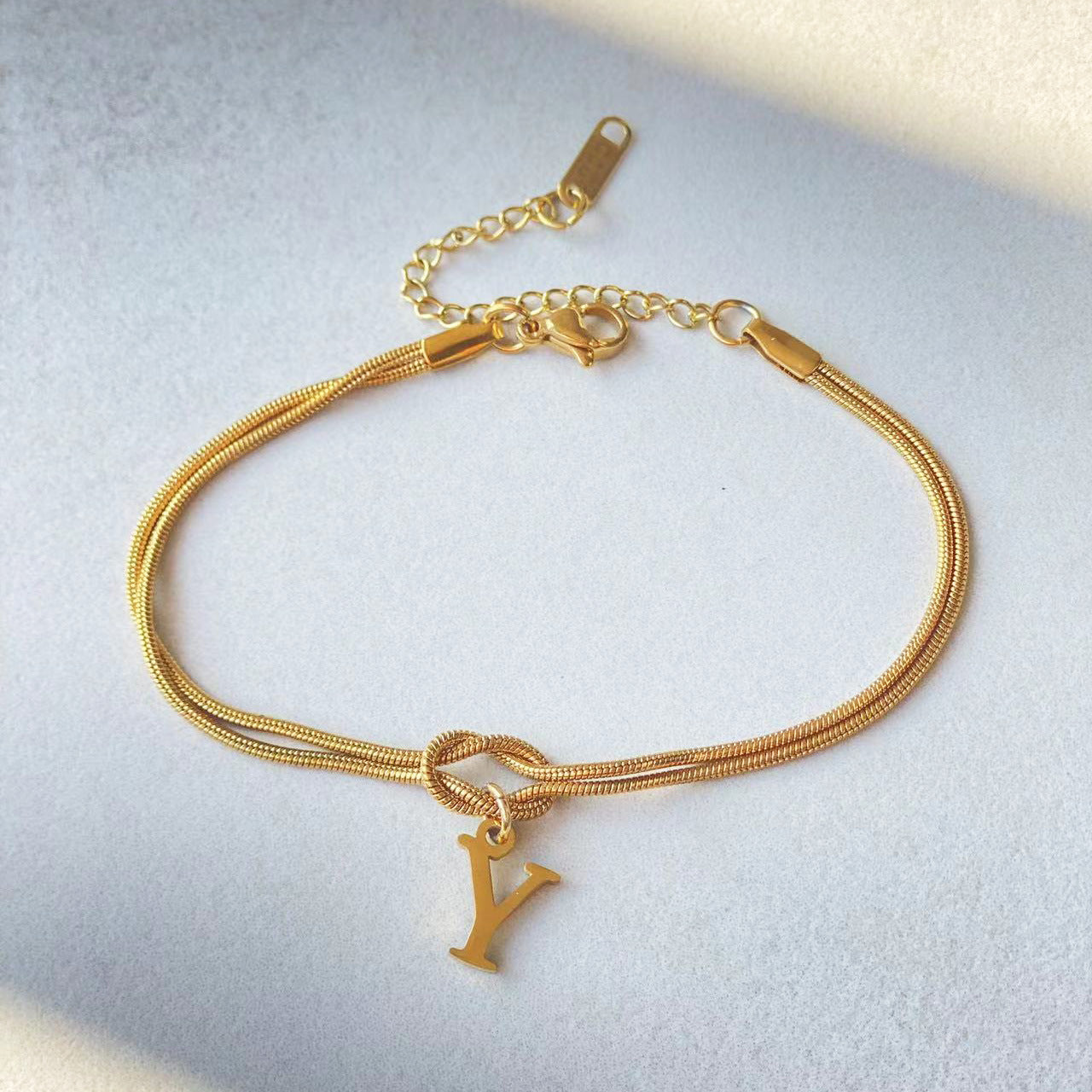 Neue Buchstaben AZ Liebesknoten Armbänder für Frauen Paar Gold Farbe zierliche Schlangenkette Bettelarmband Edelstahl Schmuck Geschenk Valentinstag Geschenke