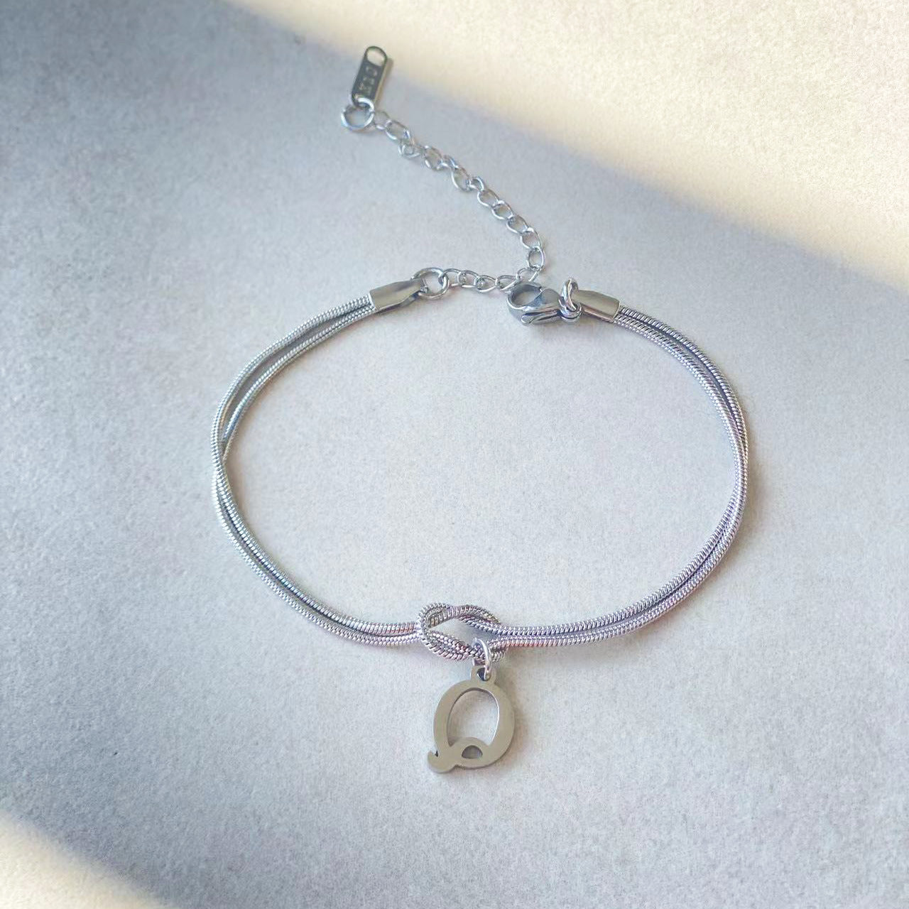 Neue Buchstaben AZ Liebesknoten Armbänder für Frauen Paar Gold Farbe zierliche Schlangenkette Bettelarmband Edelstahl Schmuck Geschenk Valentinstag Geschenke