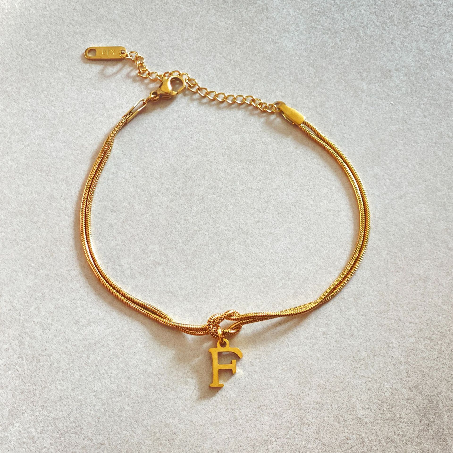 Neue Buchstaben AZ Liebesknoten Armbänder für Frauen Paar Gold Farbe zierliche Schlangenkette Bettelarmband Edelstahl Schmuck Geschenk Valentinstag Geschenke