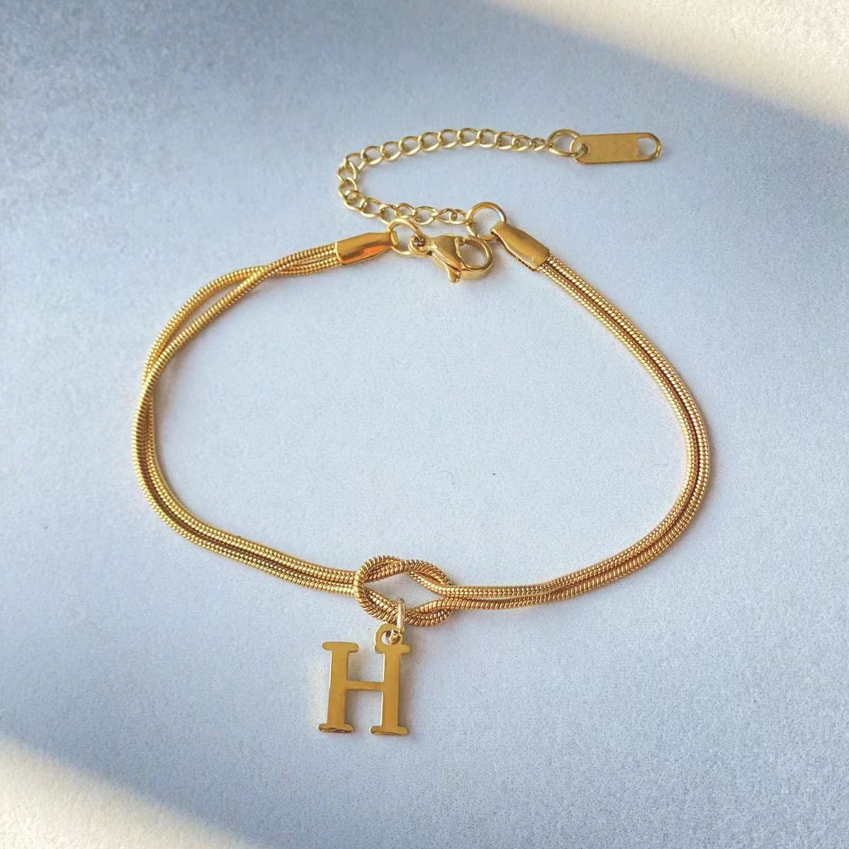 Neue Buchstaben AZ Liebesknoten Armbänder für Frauen Paar Gold Farbe zierliche Schlangenkette Bettelarmband Edelstahl Schmuck Geschenk Valentinstag Geschenke