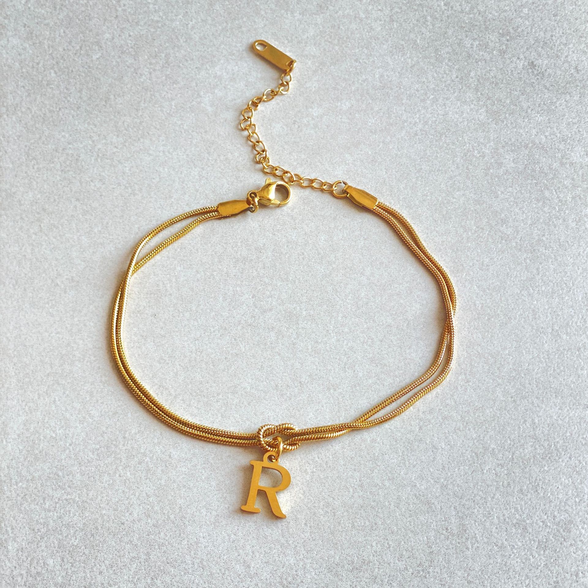 Neue Buchstaben AZ Liebesknoten Armbänder für Frauen Paar Gold Farbe zierliche Schlangenkette Bettelarmband Edelstahl Schmuck Geschenk Valentinstag Geschenke