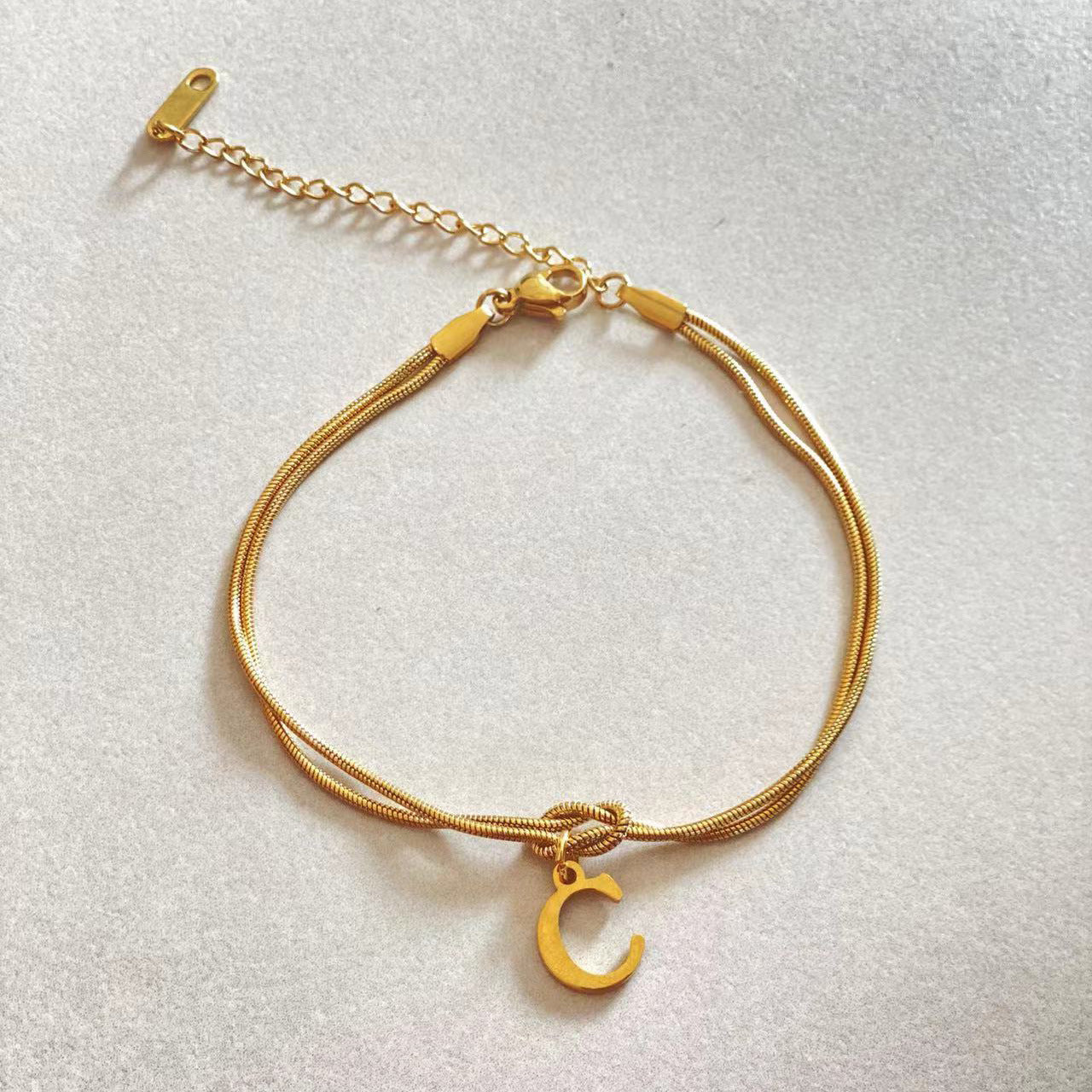 Neue Buchstaben AZ Liebesknoten Armbänder für Frauen Paar Gold Farbe zierliche Schlangenkette Bettelarmband Edelstahl Schmuck Geschenk Valentinstag Geschenke