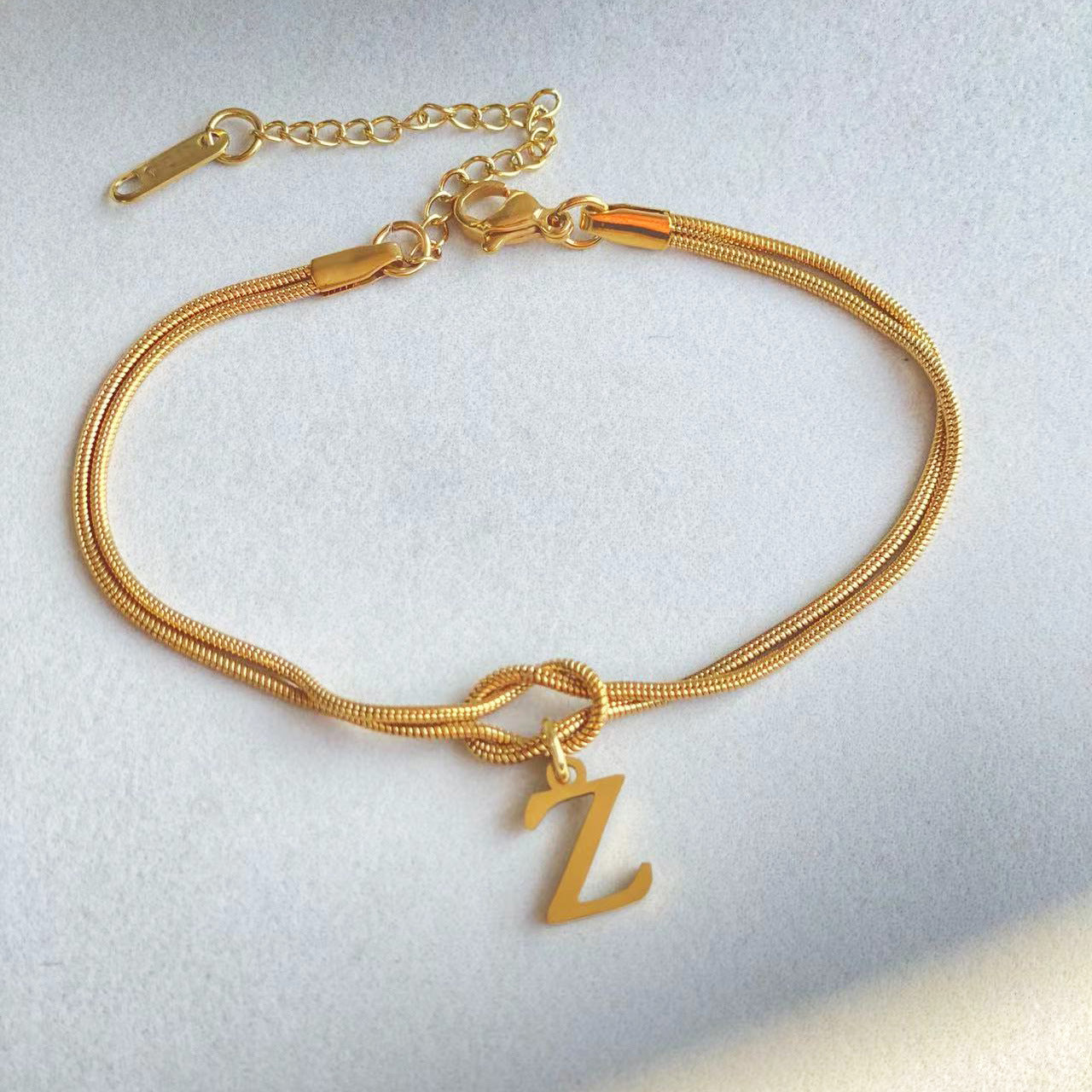 Neue Buchstaben AZ Liebesknoten Armbänder für Frauen Paar Gold Farbe zierliche Schlangenkette Bettelarmband Edelstahl Schmuck Geschenk Valentinstag Geschenke