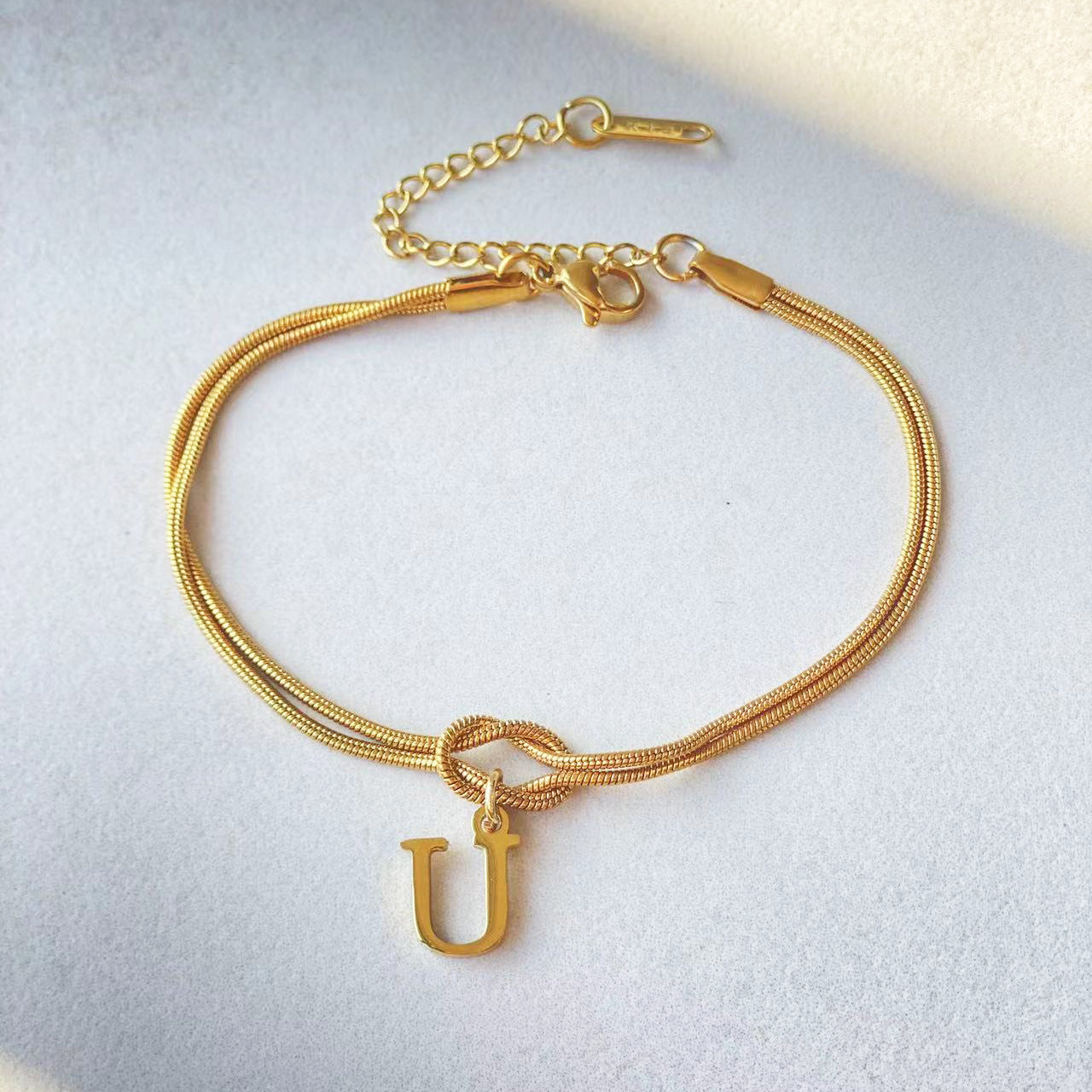 Neue Buchstaben AZ Liebesknoten Armbänder für Frauen Paar Gold Farbe zierliche Schlangenkette Bettelarmband Edelstahl Schmuck Geschenk Valentinstag Geschenke