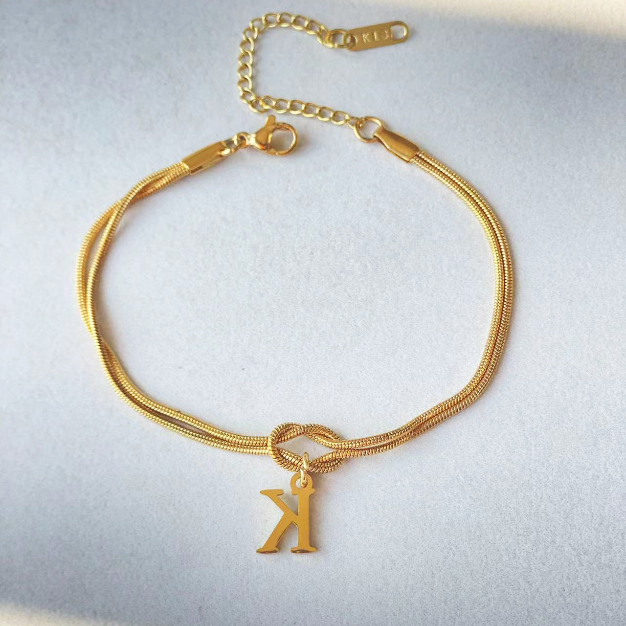 Neue Buchstaben AZ Liebesknoten Armbänder für Frauen Paar Gold Farbe zierliche Schlangenkette Bettelarmband Edelstahl Schmuck Geschenk Valentinstag Geschenke