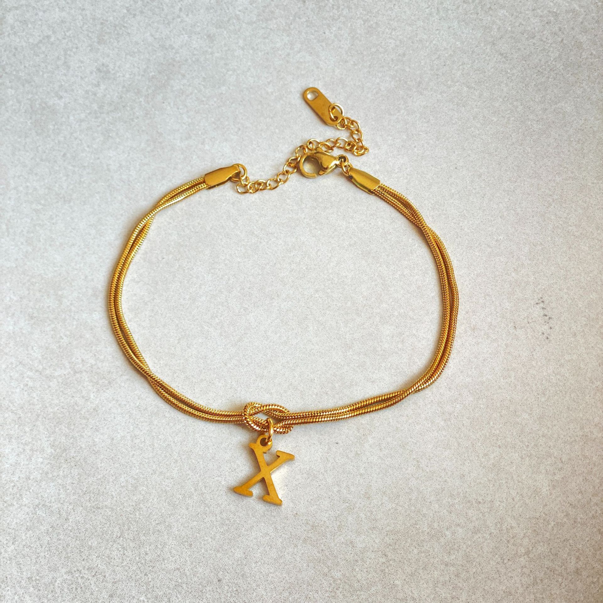 Neue Buchstaben AZ Liebesknoten Armbänder für Frauen Paar Gold Farbe zierliche Schlangenkette Bettelarmband Edelstahl Schmuck Geschenk Valentinstag Geschenke