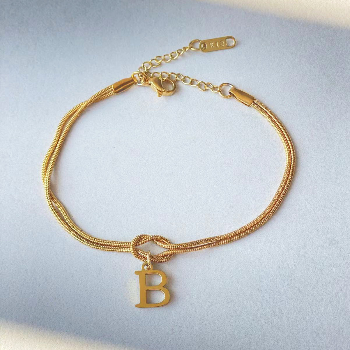 Neue Buchstaben AZ Liebesknoten Armbänder für Frauen Paar Gold Farbe zierliche Schlangenkette Bettelarmband Edelstahl Schmuck Geschenk Valentinstag Geschenke