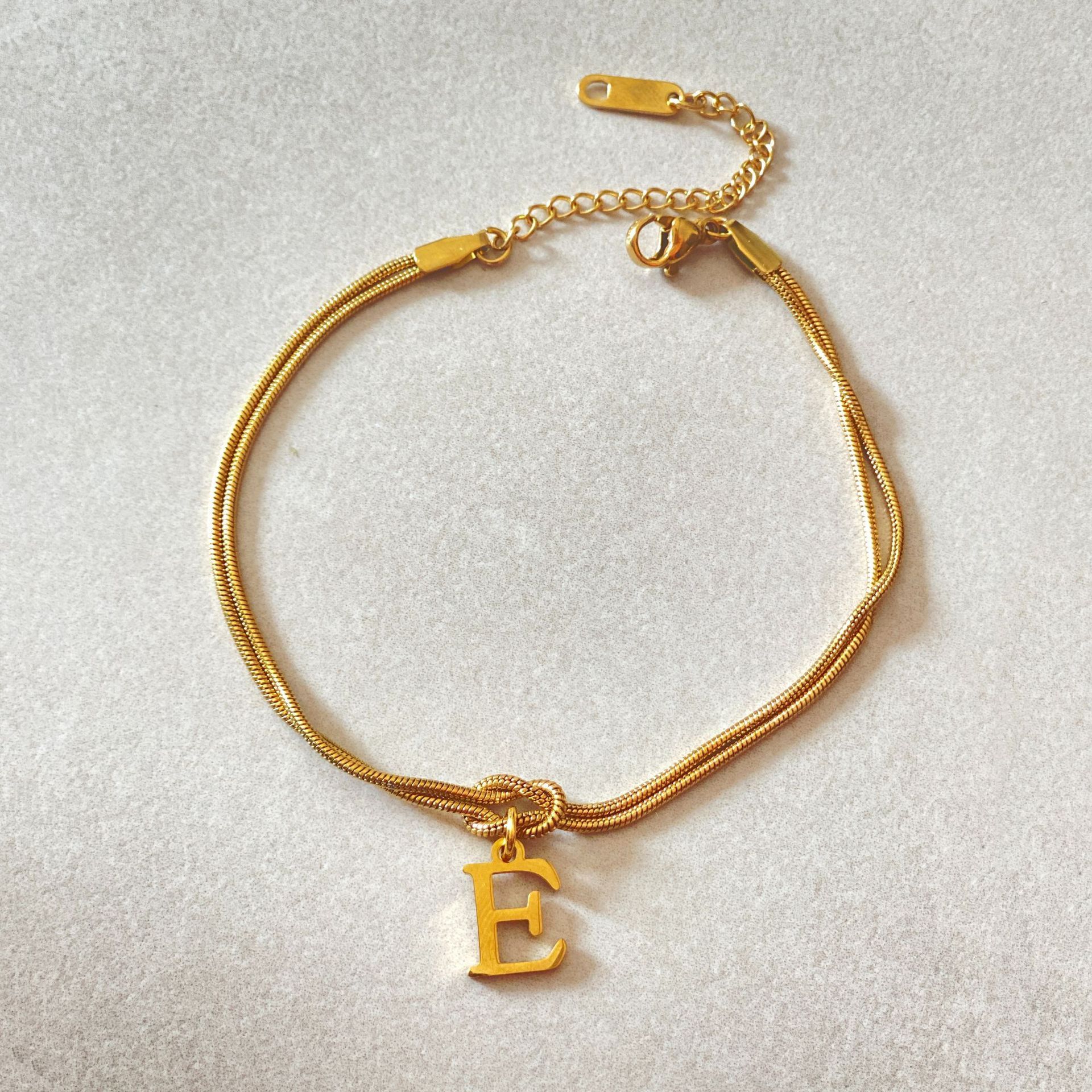 Neue Buchstaben AZ Liebesknoten Armbänder für Frauen Paar Gold Farbe zierliche Schlangenkette Bettelarmband Edelstahl Schmuck Geschenk Valentinstag Geschenke