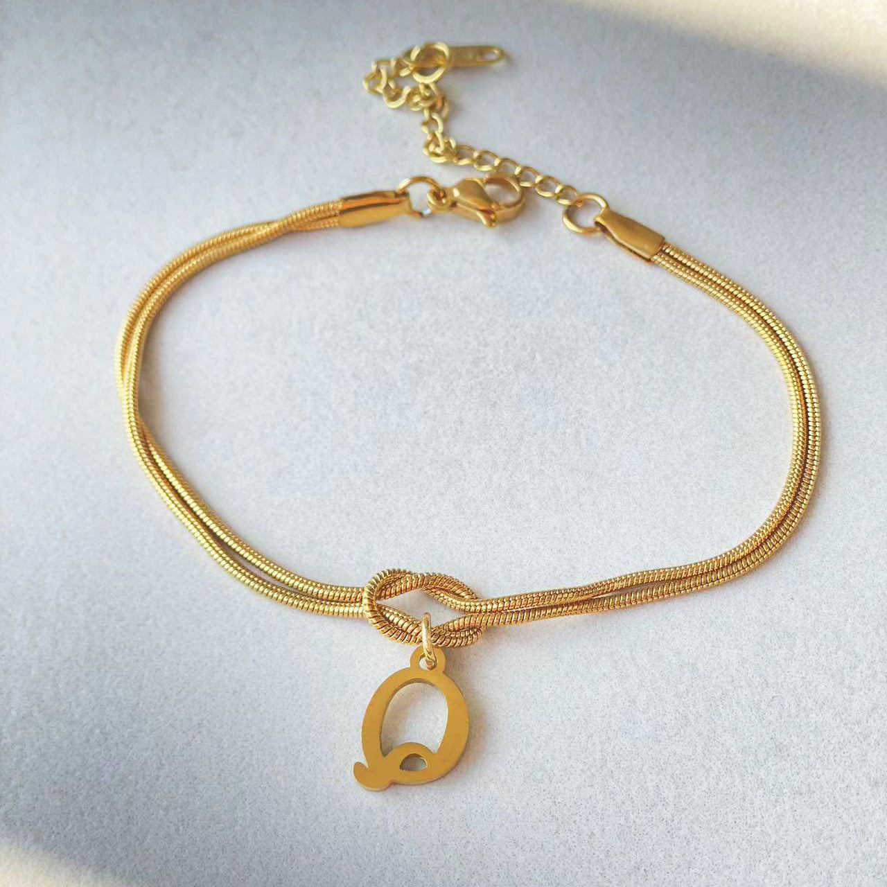 Neue Buchstaben AZ Liebesknoten Armbänder für Frauen Paar Gold Farbe zierliche Schlangenkette Bettelarmband Edelstahl Schmuck Geschenk Valentinstag Geschenke